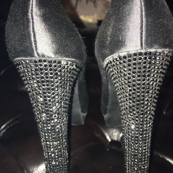 Vince Camuto black bowtie adorable heels - Picture 3 of 6